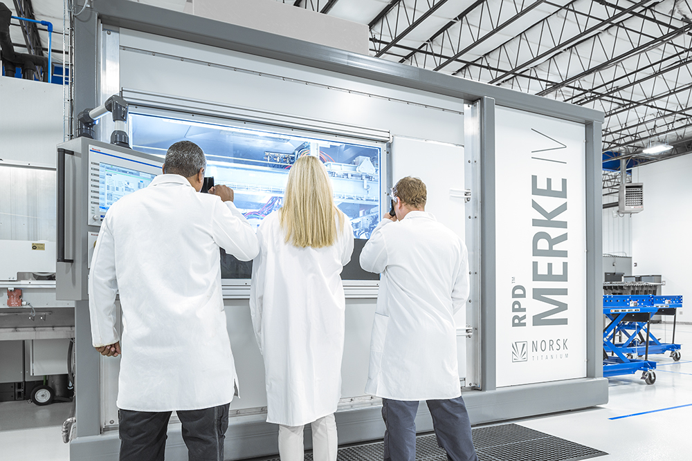 Norsk Titanium MERKE IV RPD makinesinde çalışan üretim ekibi